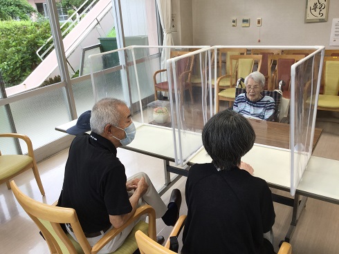 5か月ぶりの再会にこぼれる笑顔 和光苑 社会福祉法人 和光福祉会